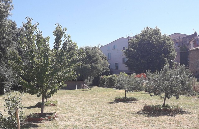Casa de vacaciones río en el pueblo