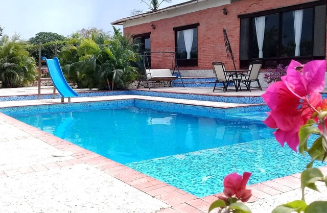 CASA CAMPESTRE CON PISCINA CERCA DE CARTAGENA DE INDIAS, COLOMBIA.
