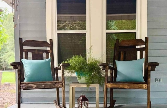 Country Retreat with ponds-views-porches & pups