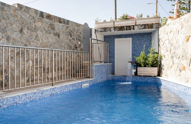 4 bedroom villa with pool in Santo Estêvão