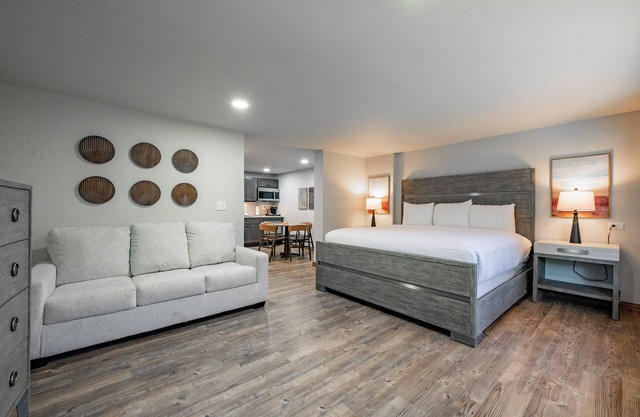Cove Creek Lodge 107: Lakeside Executive King Suite