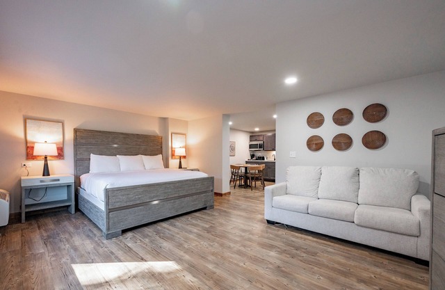 Cove Creek Lodge 108: Lakeside Executive King Suite
