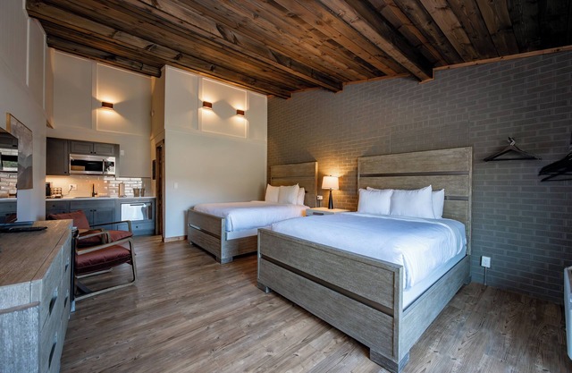 Cove Creek Lodge 202: Poolside Double Queen Room