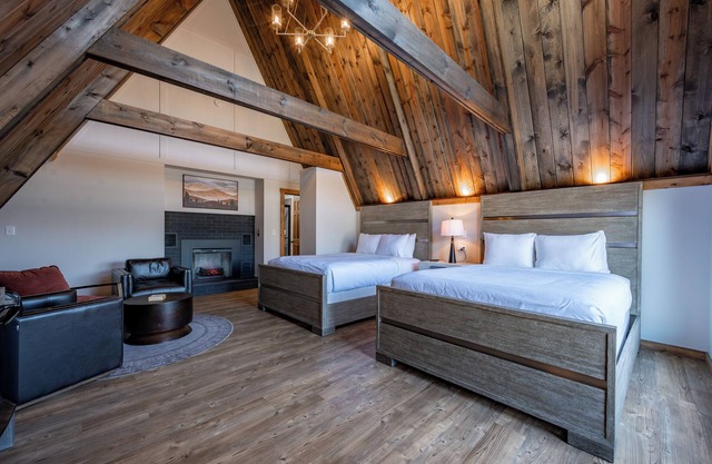 Cove Creek Lodge 204: Poolside Double Queen Fireplace Room