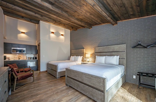 Cove Creek Lodge 218: Lakeside Double Queen Room