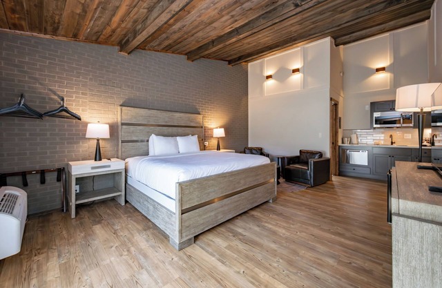 Cove Creek Lodge 219: Lakeside Executive King Suite