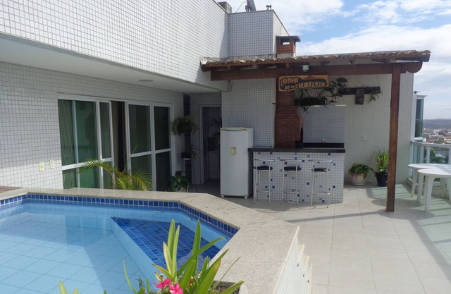 Cobertura con piscina y barbacoa para 15 personas, 3 suites con aire acondicionado.