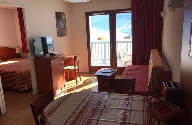 Apartamento para 4 con piscina cubierta, gimnasio y parking en zona tranquila a 300m de las pistas