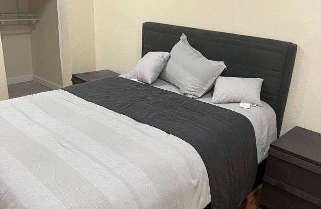 Cozy 1-bedroom apartment in nice Edmonds with AC and heat