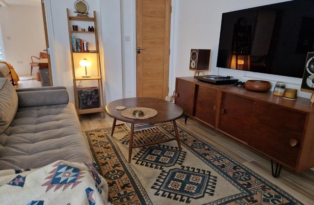 Cozy 1 Bedroom Apartment with a patio for BBQs