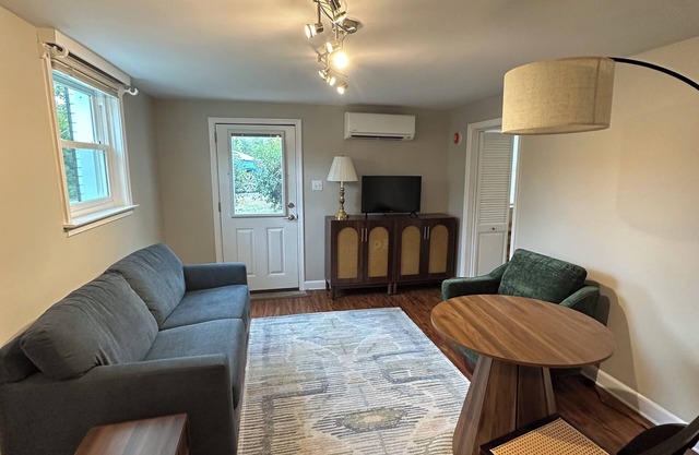 Cozy 1-bedroom apartment in charming Charlottesville with AC, laundry, and wifi