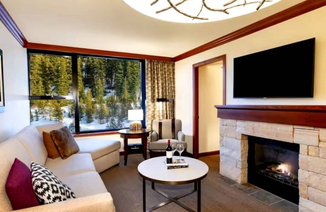 Resort Condo in Olympic Valley Fireplace Suite, ski-in/out, pools, hot tubs, spa