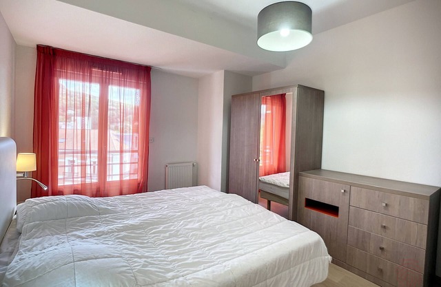 Apartamento F2 con terraza y parking, cerca del casino y las termas de Lamalou-les-Bains