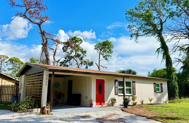 Cozy 2 bed Siesta Key bungalow minutes from the beach