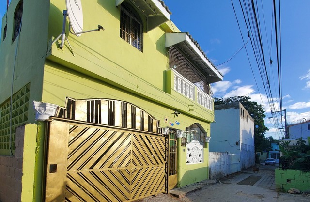 Cozy 2 bedroom apt 5 min to subway | Hot water!