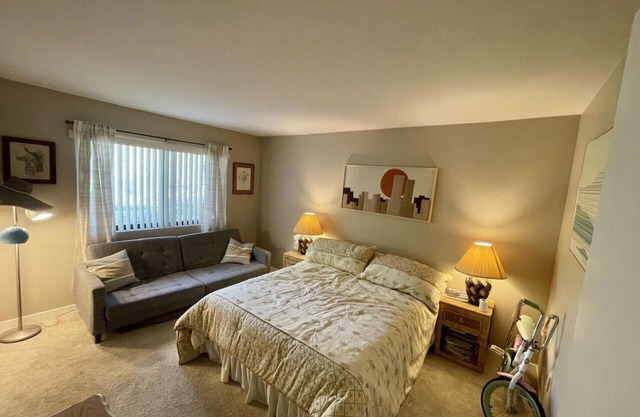 Cozy 2-bedroom condo with WiFi, fitness room in charming Rehoboth Beach