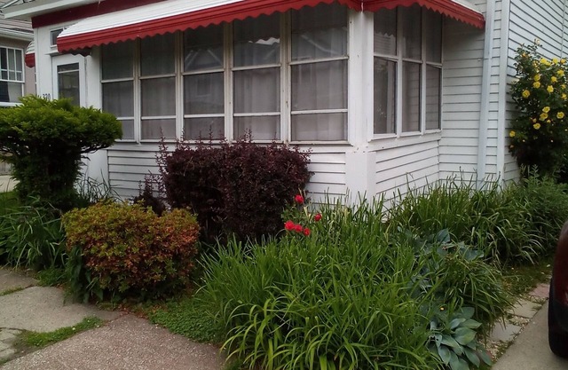 Cozy 2-bedroom house with AC/summer in Erie. Back street promenade overlooks bay