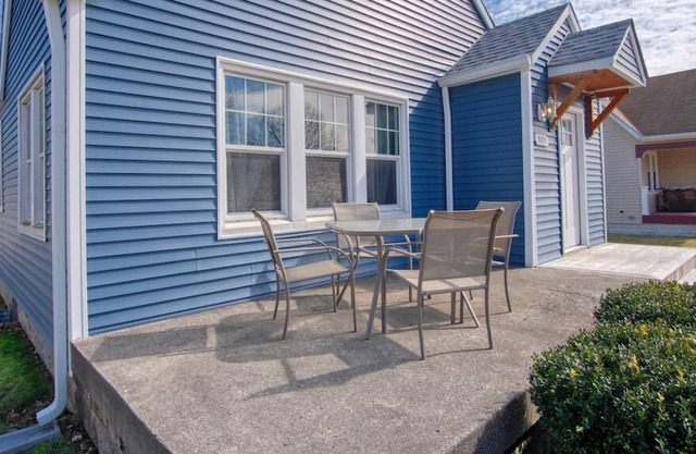 Cozy 2-bedroom Speedway home. Walk to the track!