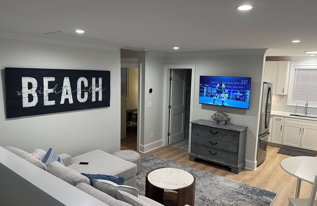 Cozy 2 Bedroom Upstairs Guesthouse with Private Entrance near Wrightsville Beach