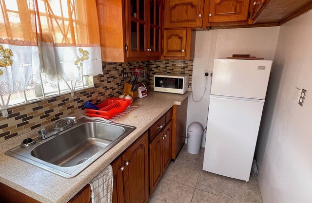 Cozy 2 bedrooms, Free Parking, Walking distance to beaches & Restaurants.