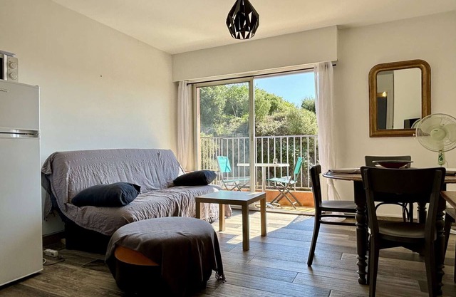 Apartamento céntrico con balcón y parking, a pasos de la playa - Mascotas permitidas