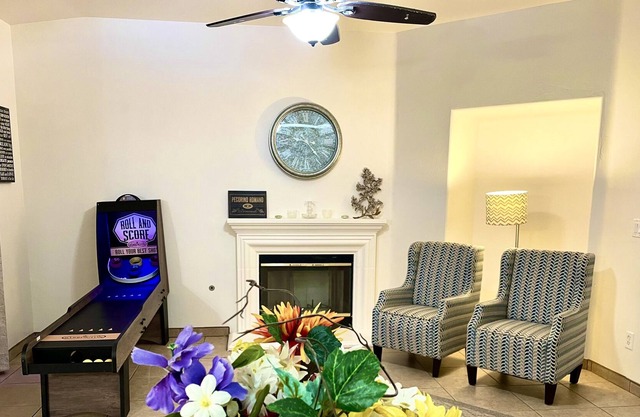 Cozy 2300 sqft Bakersfield Home w/ Spacious Backyard