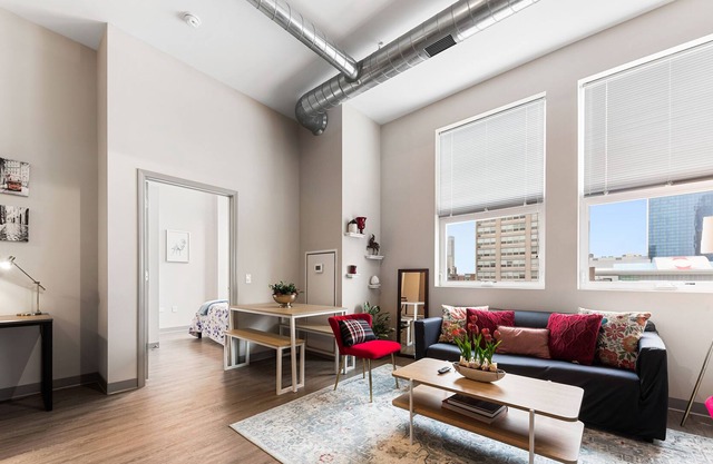 Cozy 2bd/2ba McCormick Museums Condo (+Gym & Rooftop)
