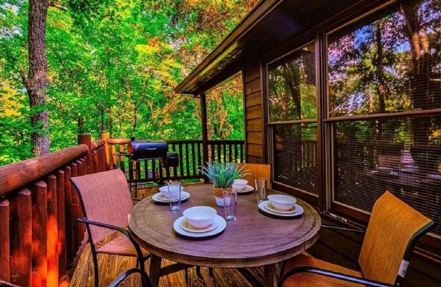 Cozy 2BD Cabin w/ HOT TUB! Pool Table + Near TOWN!