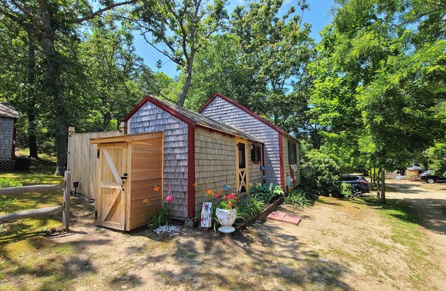 Cozy 2BD Cottage--DUCTLESS MINI-SPLITS, Patio, Short Drive to Truro Beaches & Attractions
