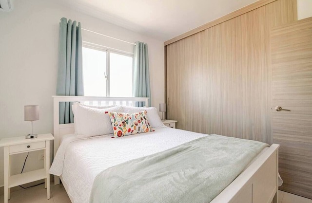 Cozy 2BR/2BA Retreat: Pool, Jacuzzi & Cityscape