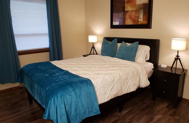 Cozy 2BR apartment with tons of amenities/Disney+ YouTubeTV FastWiFi/Garage