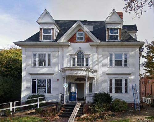 Cozy 2BR Apt with Parking, Steps to Brown and RISD