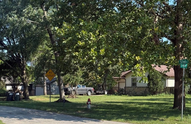 Cozy 2BR Main Floor Suite w/ Private Entrance and Huge Backyard Access