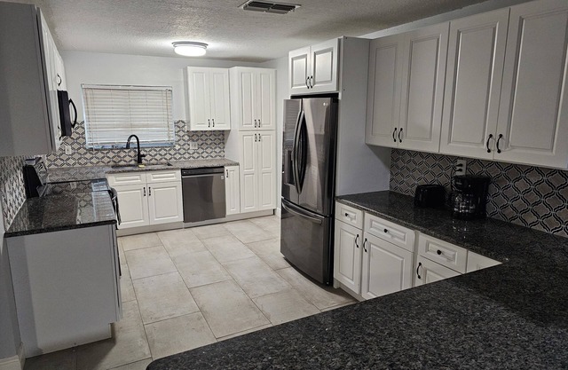 Cozy 3 bedrm house sitting in MIDDLE OF ALL THEME PARKS No Davenport I4 traffic.