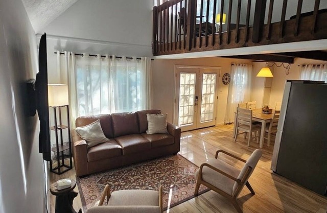 Cozy 3-bedroom chalet in Tobyhanna/Mt Poconos w wifi come “Rewind & Relax”