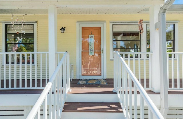 Cozy 3-bedroom cottage in beautiful Sanibel with AC, WiFi, and private deck