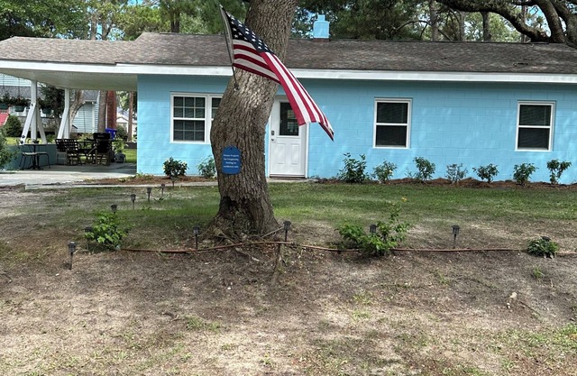 Cozy 3-bedroom home on Oak Island walk to beach,pier some restaurants