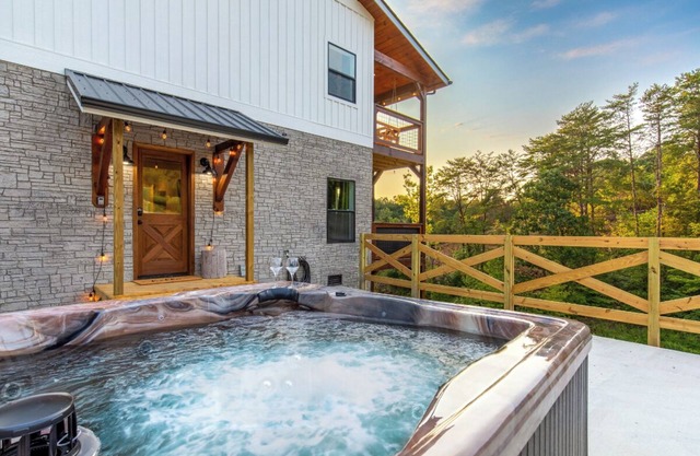 *Cozy 3BD Cabin w/ HOT TUB! Fire Pit + Near LAKE!*
