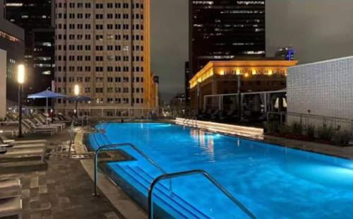 Cozy 3BR High Rise with Pool with great views