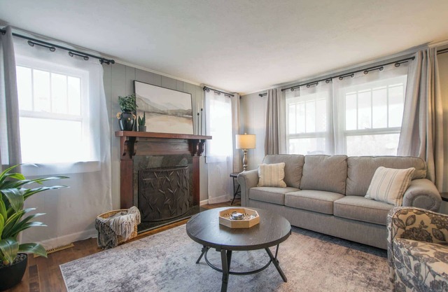 Cozy 3BR w/ Free Attraction Tix | 6 Mins to Town