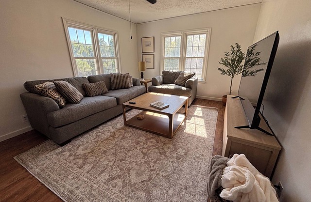 Cozy 4-bed 2-bath in Sioux City: Perfect for families or co-workers