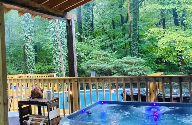 Cozy 4-bedroom cabin in 7 springs w/ hot tub for winter and pool in summer