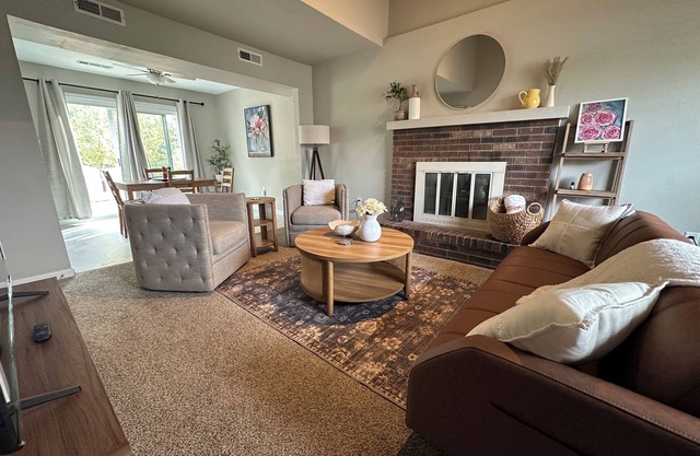 Cozy 4-bedroom townhome with spacious backyard–7 min to campus, 3 min to coffee!
