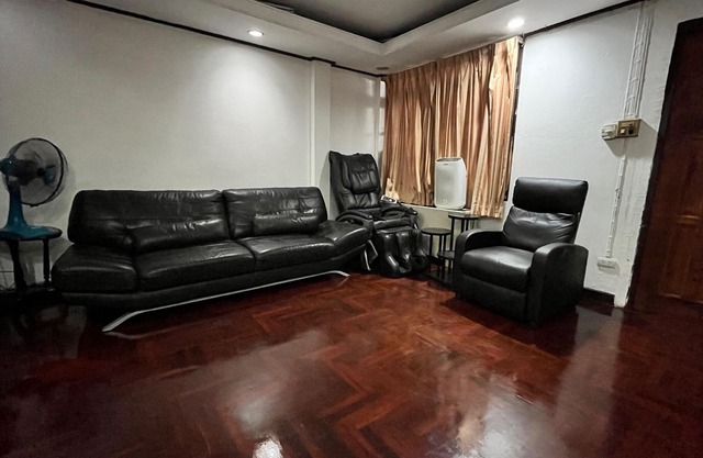 Cozy 4 BedRoom Townhouse near Skytrain Malls Starbucks