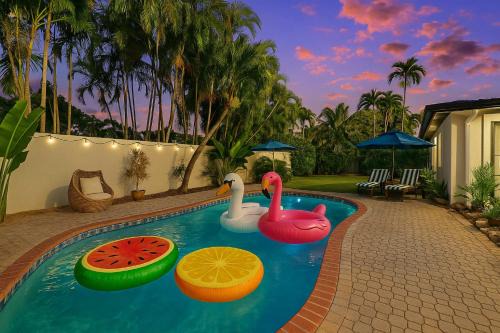Cozy 4BR Pool Villa Near The Beach with Arcades