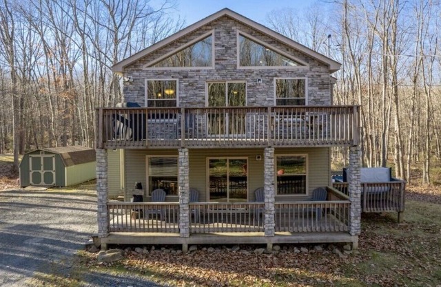Cozy 5 bedroom, 3 Bath Chalet w/ Hot Tub & Pool Table - Sleeps 14!