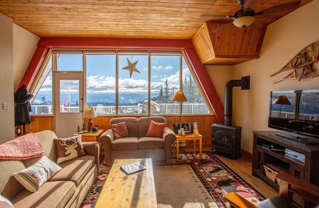 Cozy A-Frame Mountain Suite w/ Fireplace & Deck
