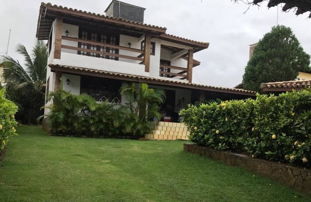 Acogedora y encantadora casa con piscina y jardines en condominio frente al mar!
