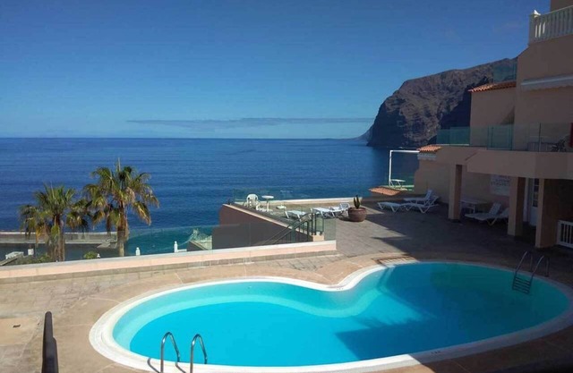 Apartamento acogedor y relajante con vistas al acantilado y mar, wifi, piscina.