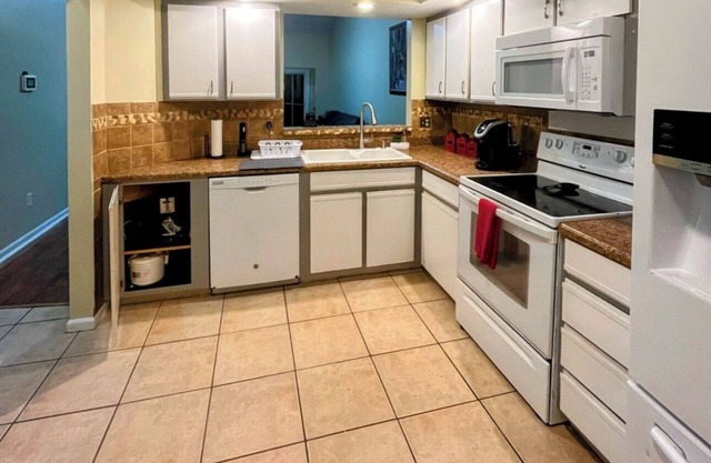 Cozy and serene house w/ office space. Pet-Friendly!